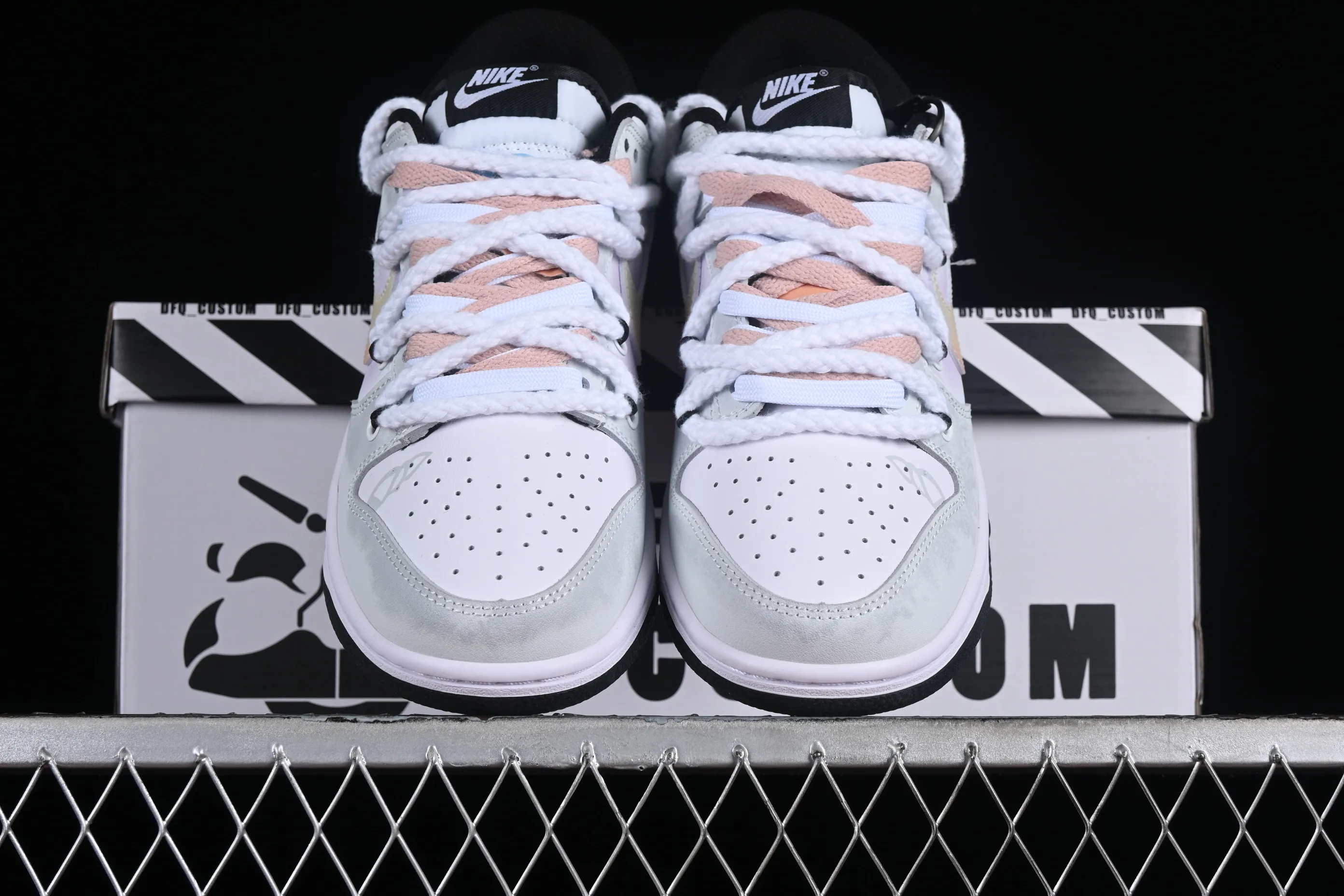 All Categories Nk SB Dunk Series Nk SB Dunk Low Low-top sneakers Nk Dunk Low Customized Da Vinci Xingli Flash Wing Simple black, white and gray SB strap low-top casual sneakers CW1590-100
